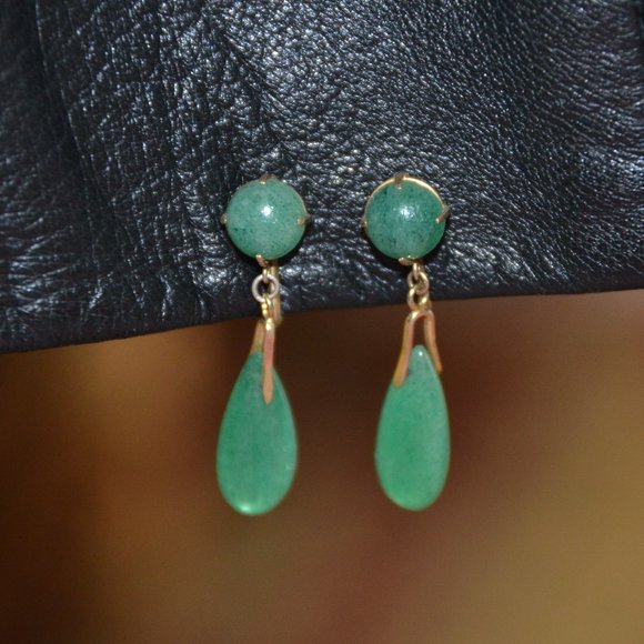 RARE VINTAGE HOLIDAY SIGNED GUMPS GREEN JADE AVENTURINE DANGLE DROP EARRINGS - Picture 1 of 9